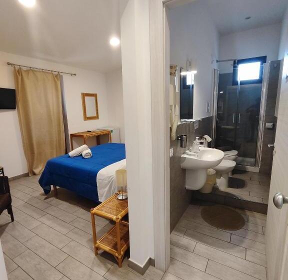 Отель Faraglione