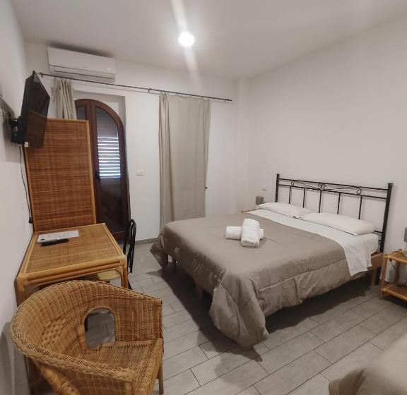 Отель Faraglione