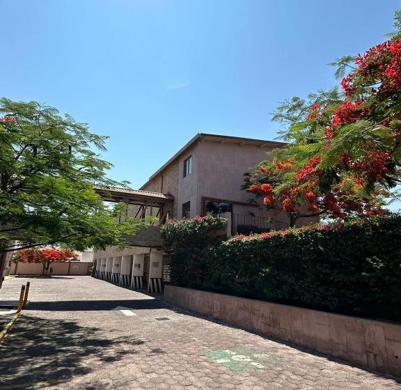 Отель Oliver Inn Business Class