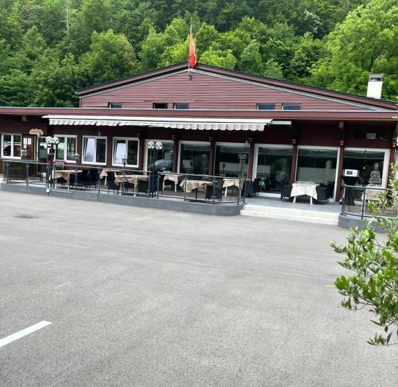 בית מלון כפרי The River Village