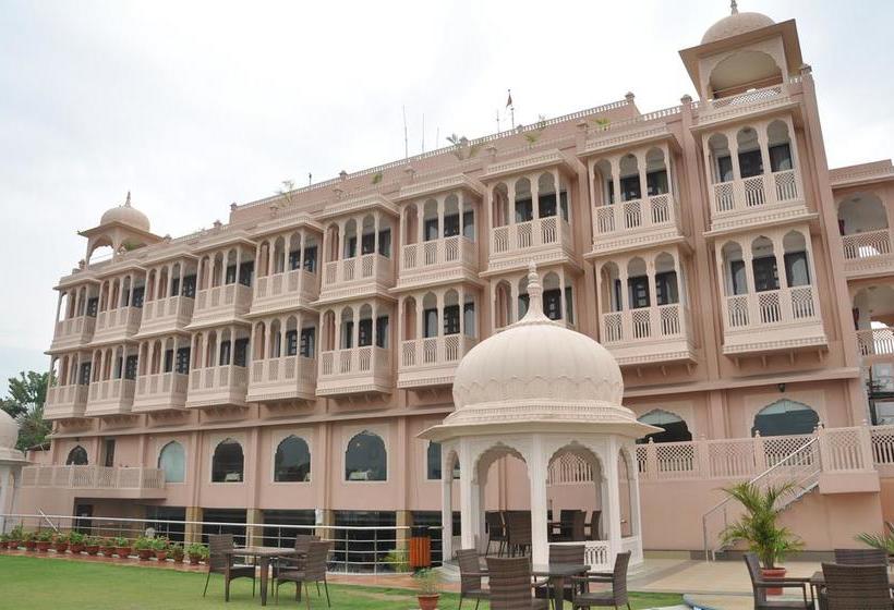 منتجع The Royal Retreat