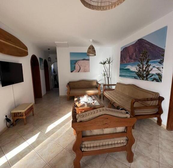 הוסטל Pura Vida Surf Camp & School