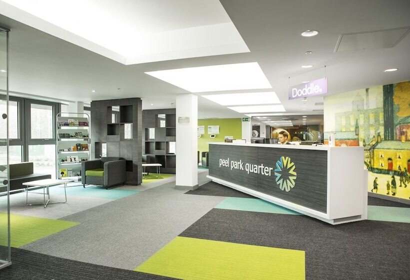 הוסטל Peel Park Quarter Campus Accommodation