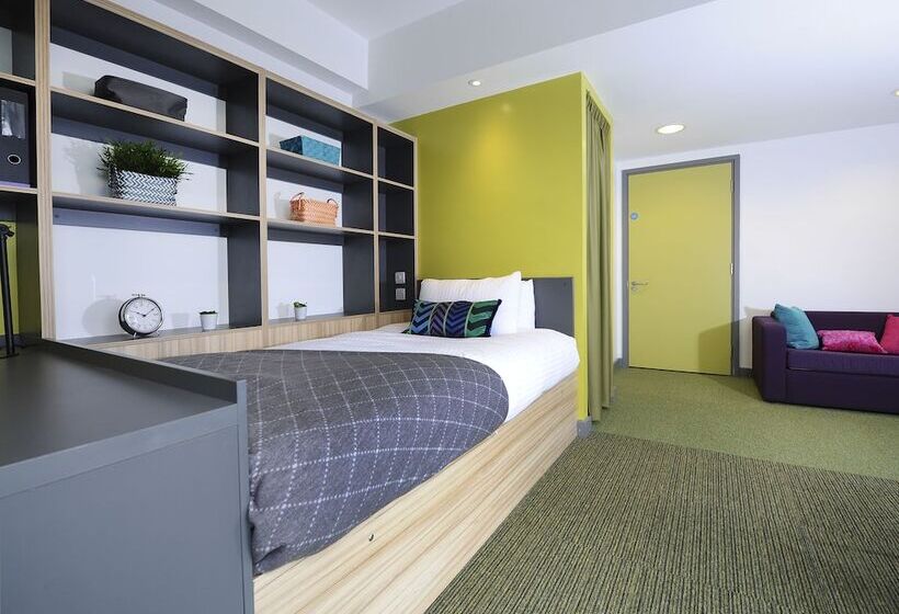 הוסטל Peel Park Quarter Campus Accommodation