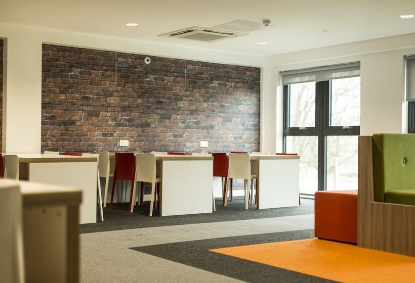 הוסטל Peel Park Quarter Campus Accommodation