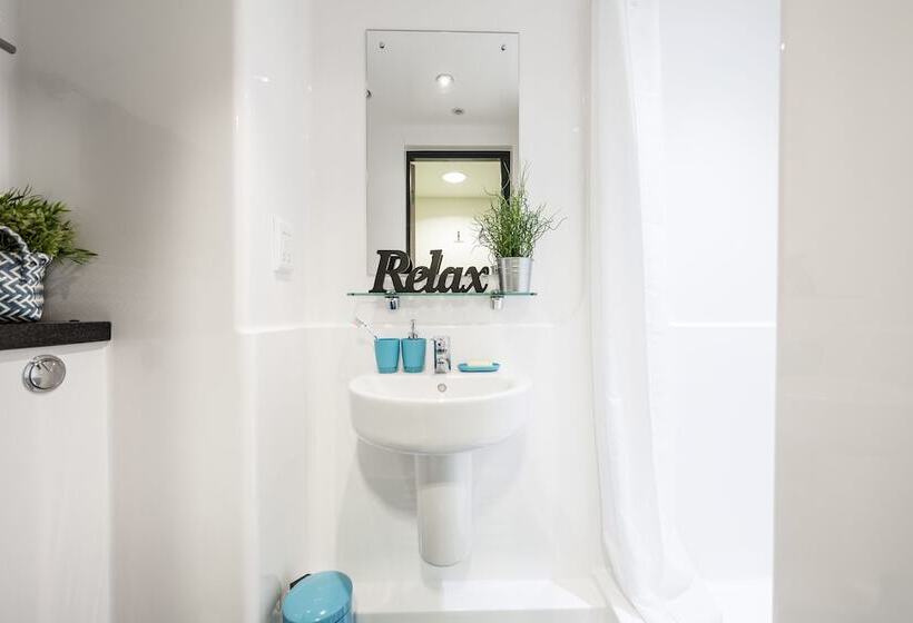 הוסטל Peel Park Quarter Campus Accommodation