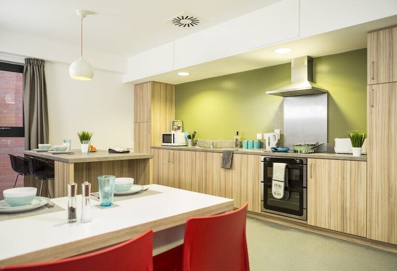 הוסטל Peel Park Quarter Campus Accommodation