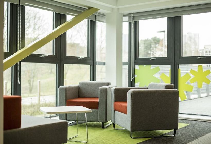 הוסטל Peel Park Quarter Campus Accommodation