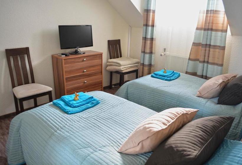 مبيت وإفطار Airport Glossel Panzió