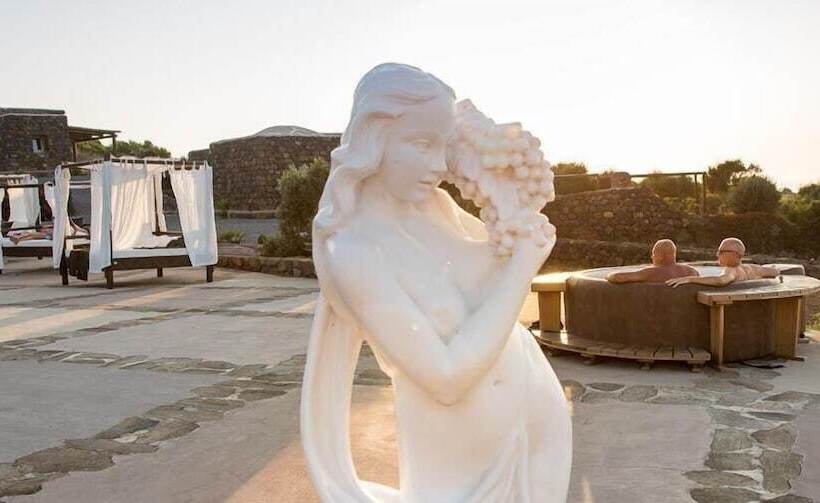 مبيت وإفطار Dammusi Al Qubba Wellness & Resort