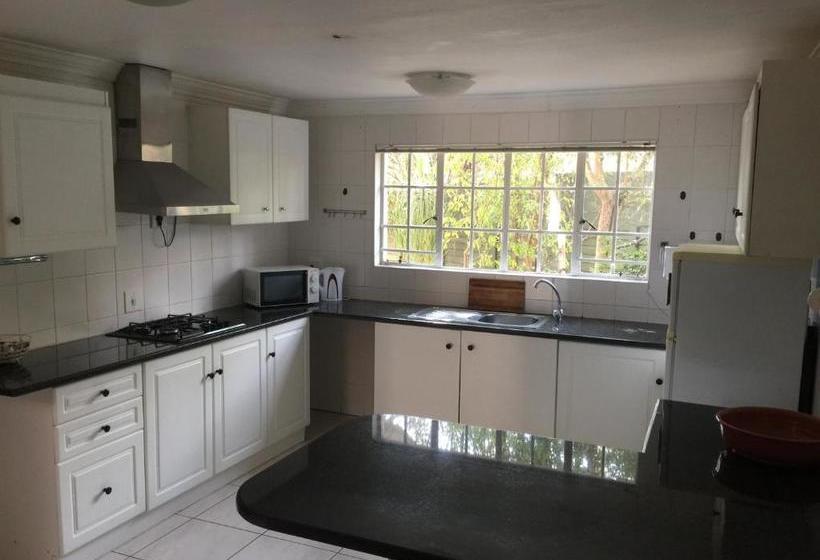 Bed and Breakfast Summerview Guest Lodge