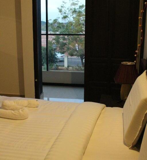 Отель Ebenezer Plaza