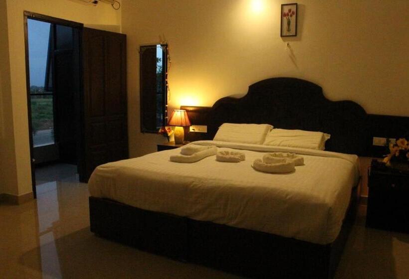 Отель Ebenezer Plaza