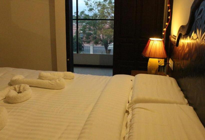 Отель Ebenezer Plaza