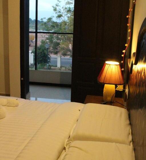 Отель Ebenezer Plaza