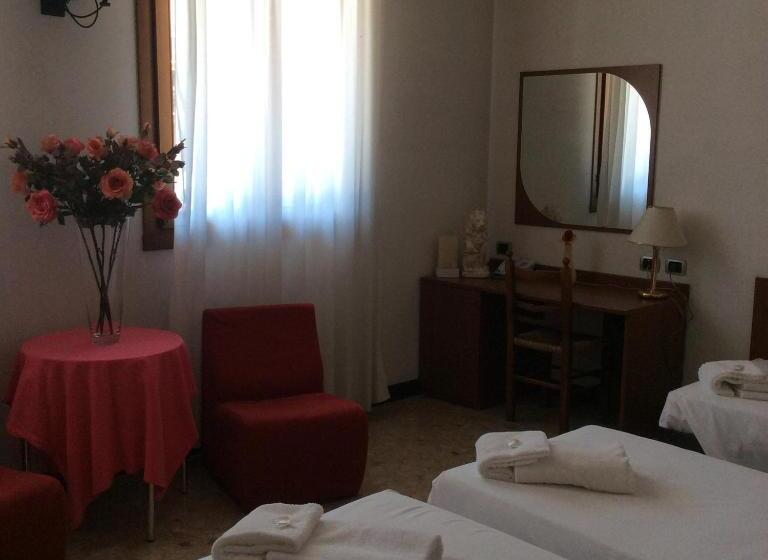 בית מלון כפרי Pizzeria Ristorante Al Leone