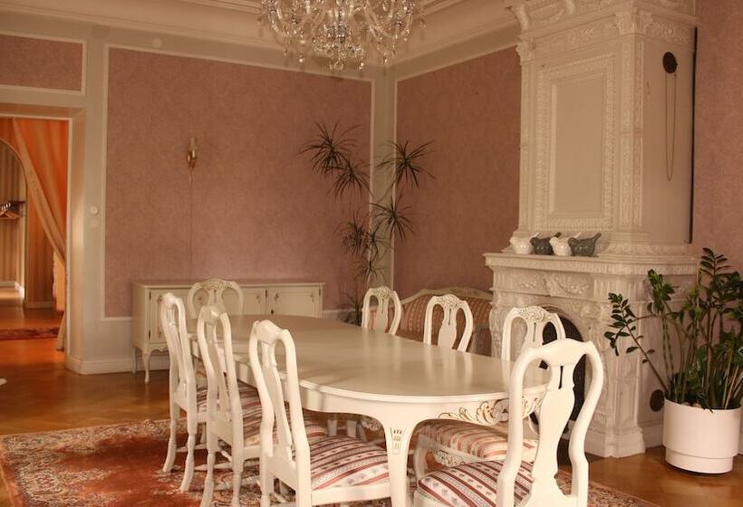 Kartanohotelli Karhulan Hovi