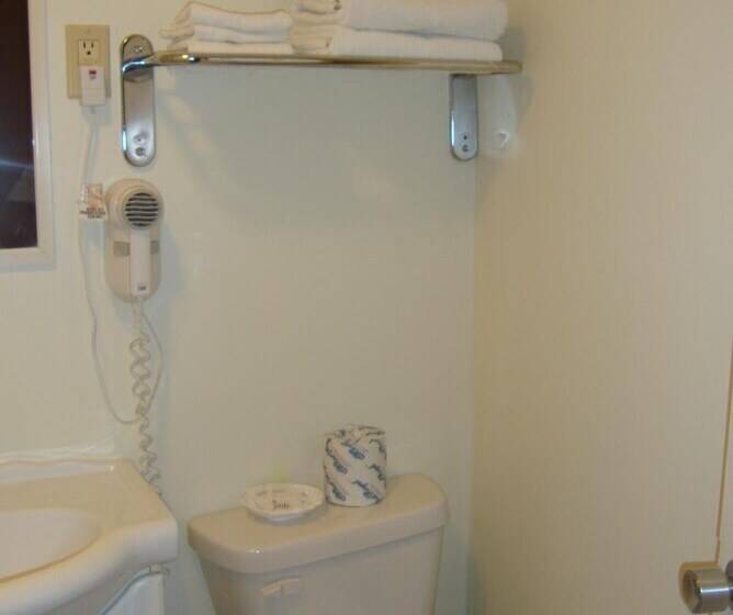 فندق على الطريق Royal Napanee Inn