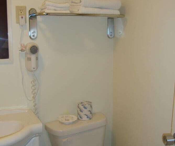 فندق على الطريق Royal Napanee Inn