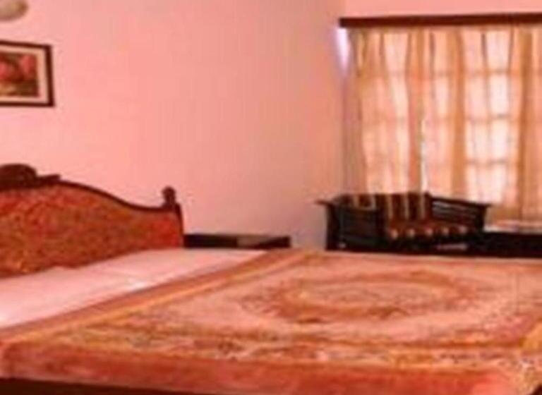 הוסטל Yogiram Inn