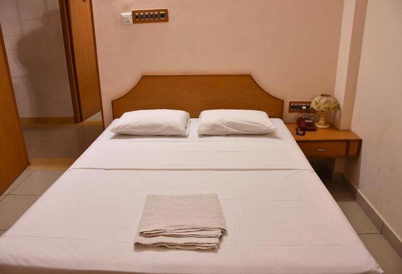 הוסטל Yogiram Inn