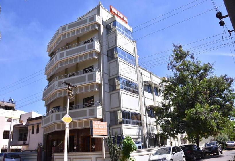 הוסטל Yogiram Inn