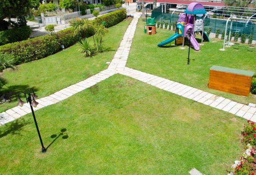 Almaluna Hotel & Resort