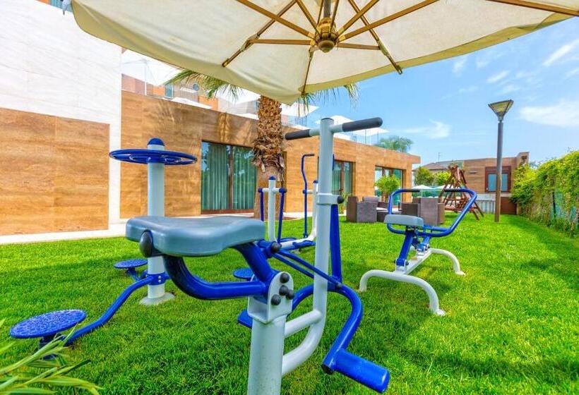 Almaluna Hotel & Resort