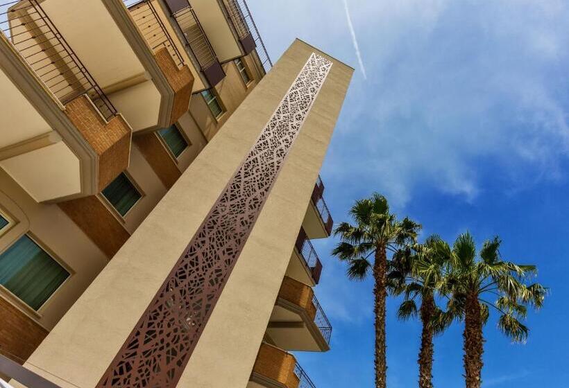 Almaluna Hotel & Resort