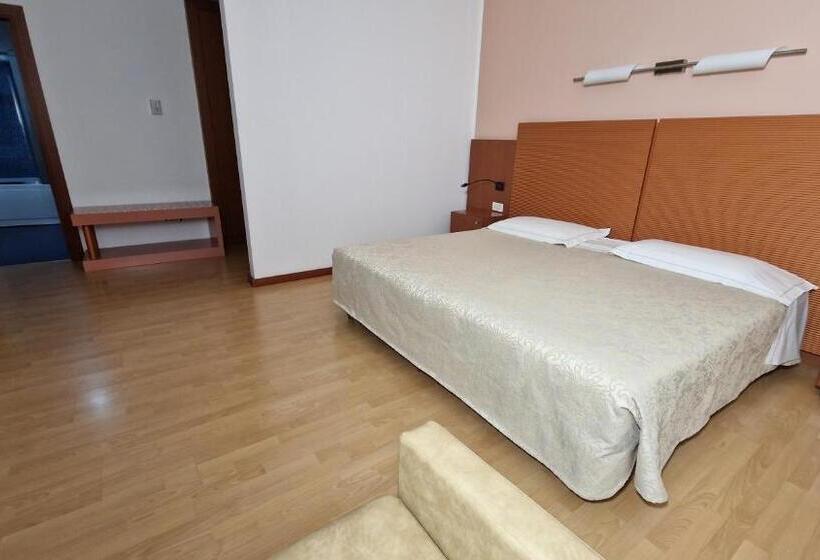 Отель Bella Italia Palace