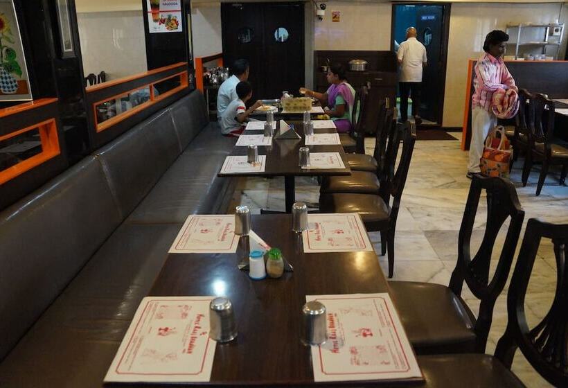 Отель Raaj Bhaavan