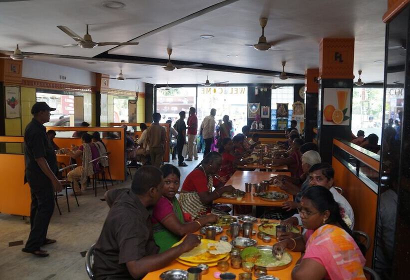 Отель Raaj Bhaavan