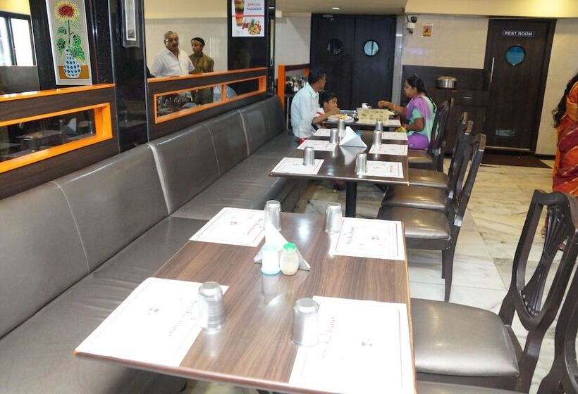 Отель Raaj Bhaavan