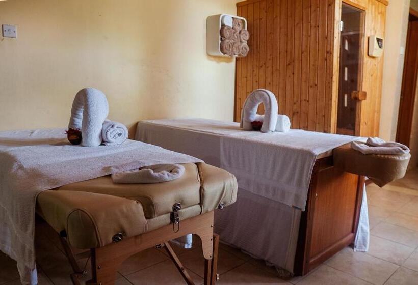 فندق Tanga Beach Resort & Spa