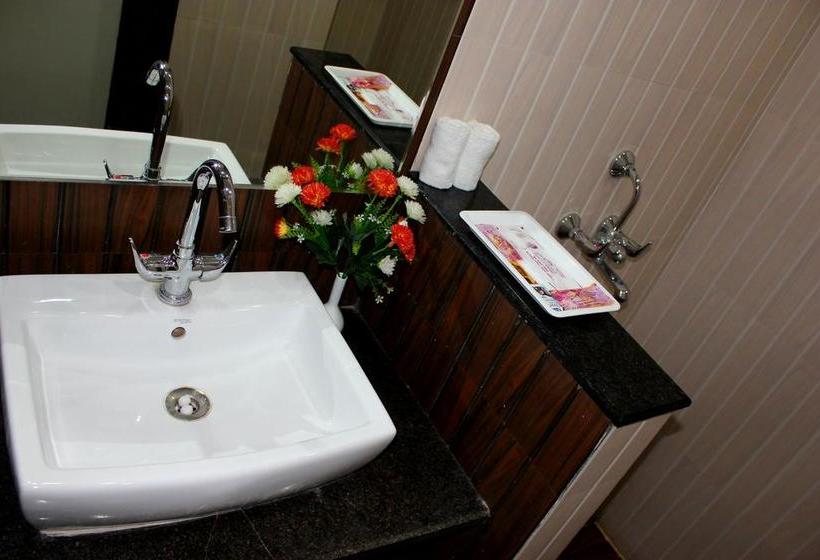 Fabhotel The A Park Lashkar