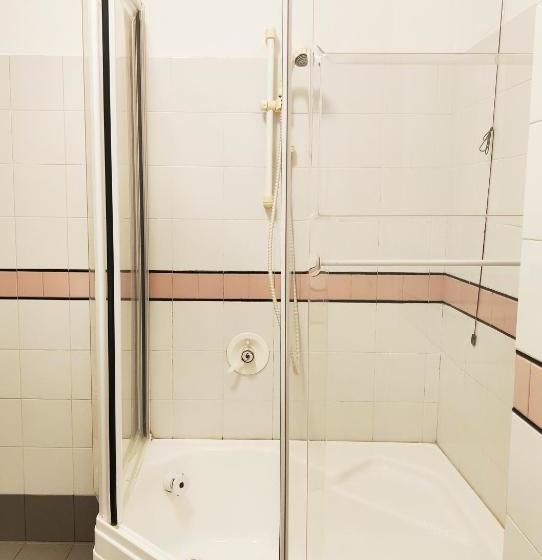 تختخواب و صبحانه Aduepassi