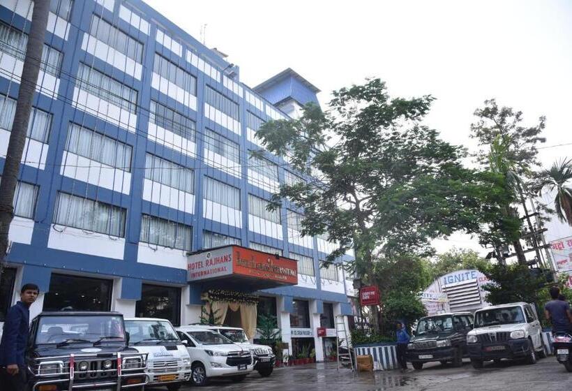 בית מלון כפרי Rajhans International