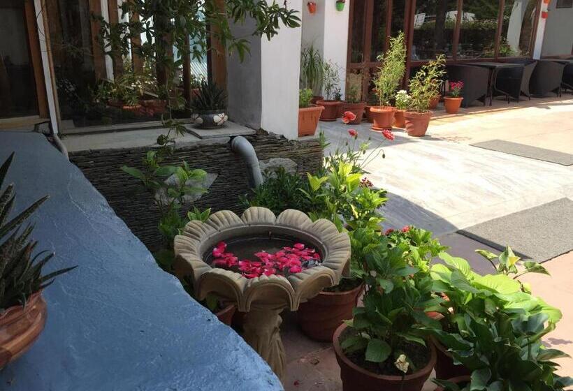 리조트 The Hermitage Kanatal