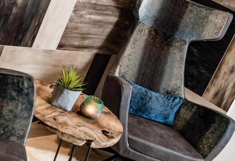 Отель Der Mesnerwirt   4 Superior   Meran 2000