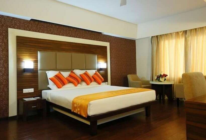 Отель Moonlit Regency