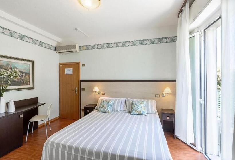 ホテル Adriatica Con Piscina