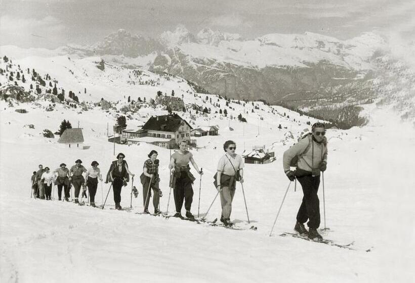 Отель Passo Sella Dolomiti Mountain Resort