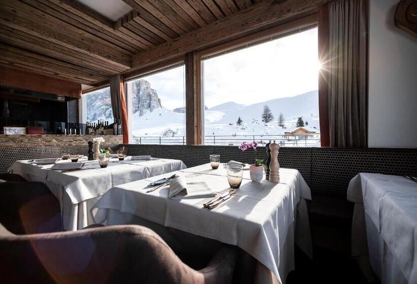 Отель Passo Sella Dolomiti Mountain Resort