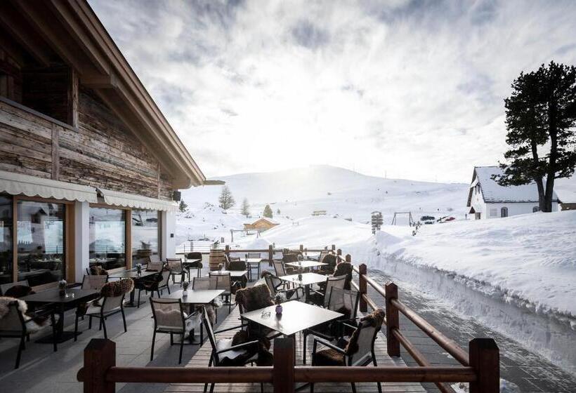 هتل Passo Sella Dolomiti Mountain Resort