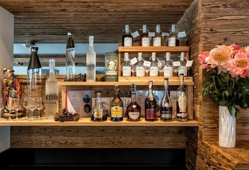 Отель Passo Sella Dolomiti Mountain Resort