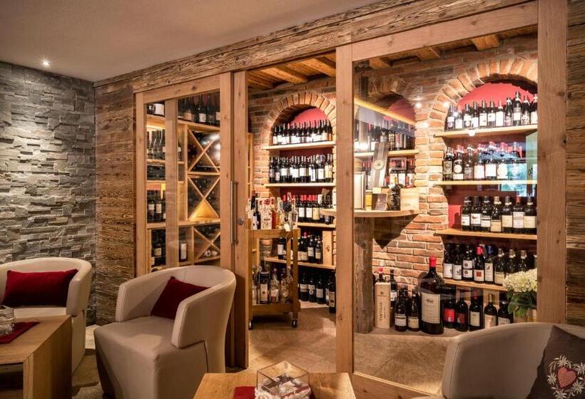 Отель Passo Sella Dolomiti Mountain Resort