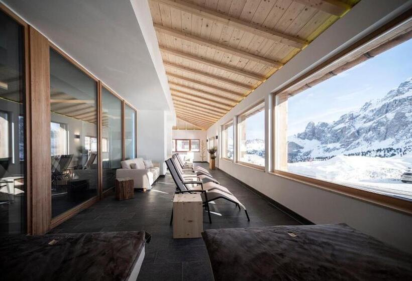 هتل Passo Sella Dolomiti Mountain Resort