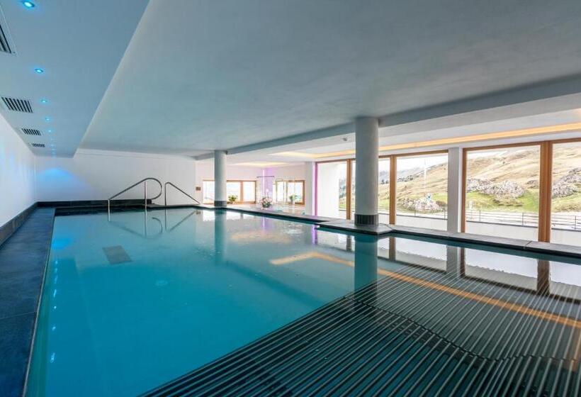 هتل Passo Sella Dolomiti Mountain Resort
