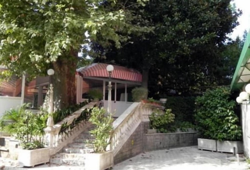 בית מלון כפרי Villa Robinia