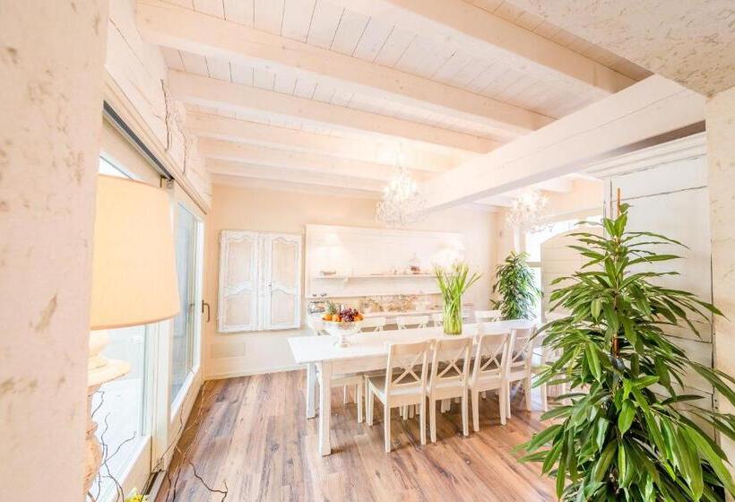 ベッドアンドブレックファースト Maison Resola   Rooms & Breakfast